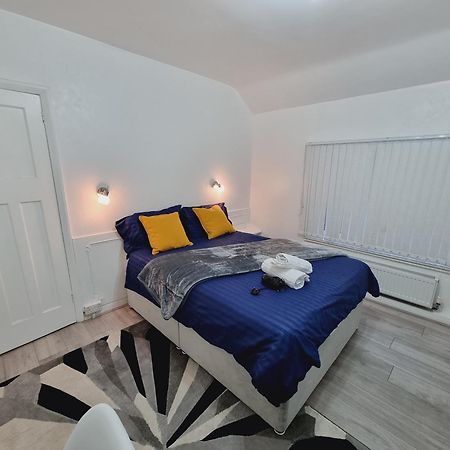 Luxury Double Bed With Private Bathroom, Netflix, Work Space And Wifi Leeds  Exterior photo