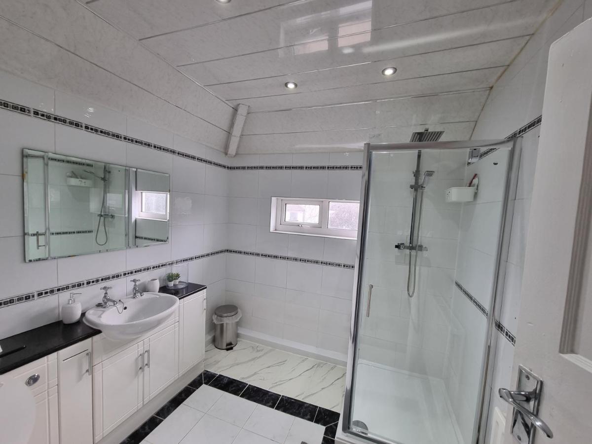 Luxury Double Bed With Private Bathroom, Netflix, Work Space And Wifi Leeds  Exterior photo