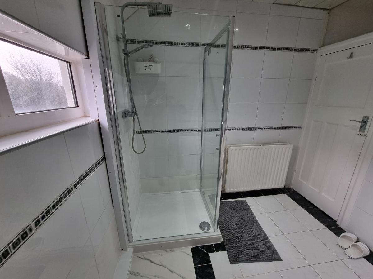 Luxury Double Bed With Private Bathroom, Netflix, Work Space And Wifi Leeds  Exterior photo