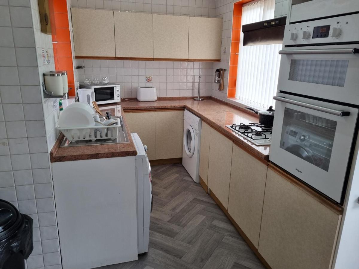 Luxury Double Bed With Private Bathroom, Netflix, Work Space And Wifi Leeds  Exterior photo
