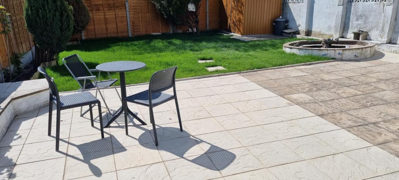 Luxury Double Bed With Private Bathroom, Netflix, Work Space And Wifi Leeds  Exterior photo