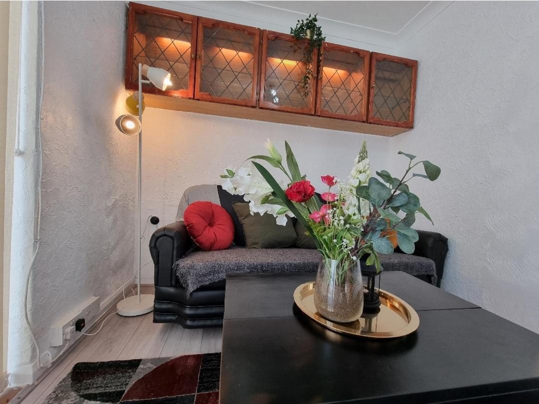 Luxury Double Bed With Private Bathroom, Netflix, Work Space And Wifi Leeds  Exterior photo