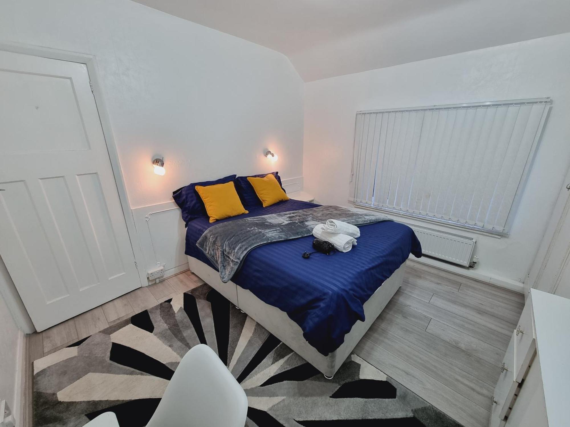Luxury Double Bed With Private Bathroom, Netflix, Work Space And Wifi Leeds  Exterior photo