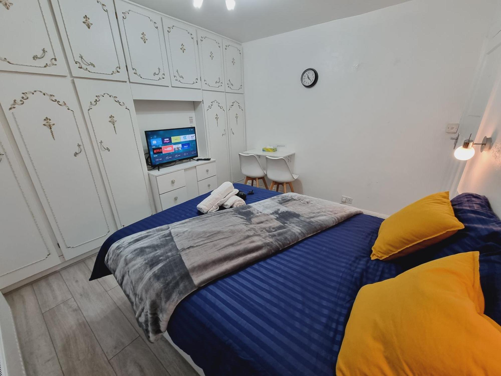 Luxury Double Bed With Private Bathroom, Netflix, Work Space And Wifi Leeds  Exterior photo