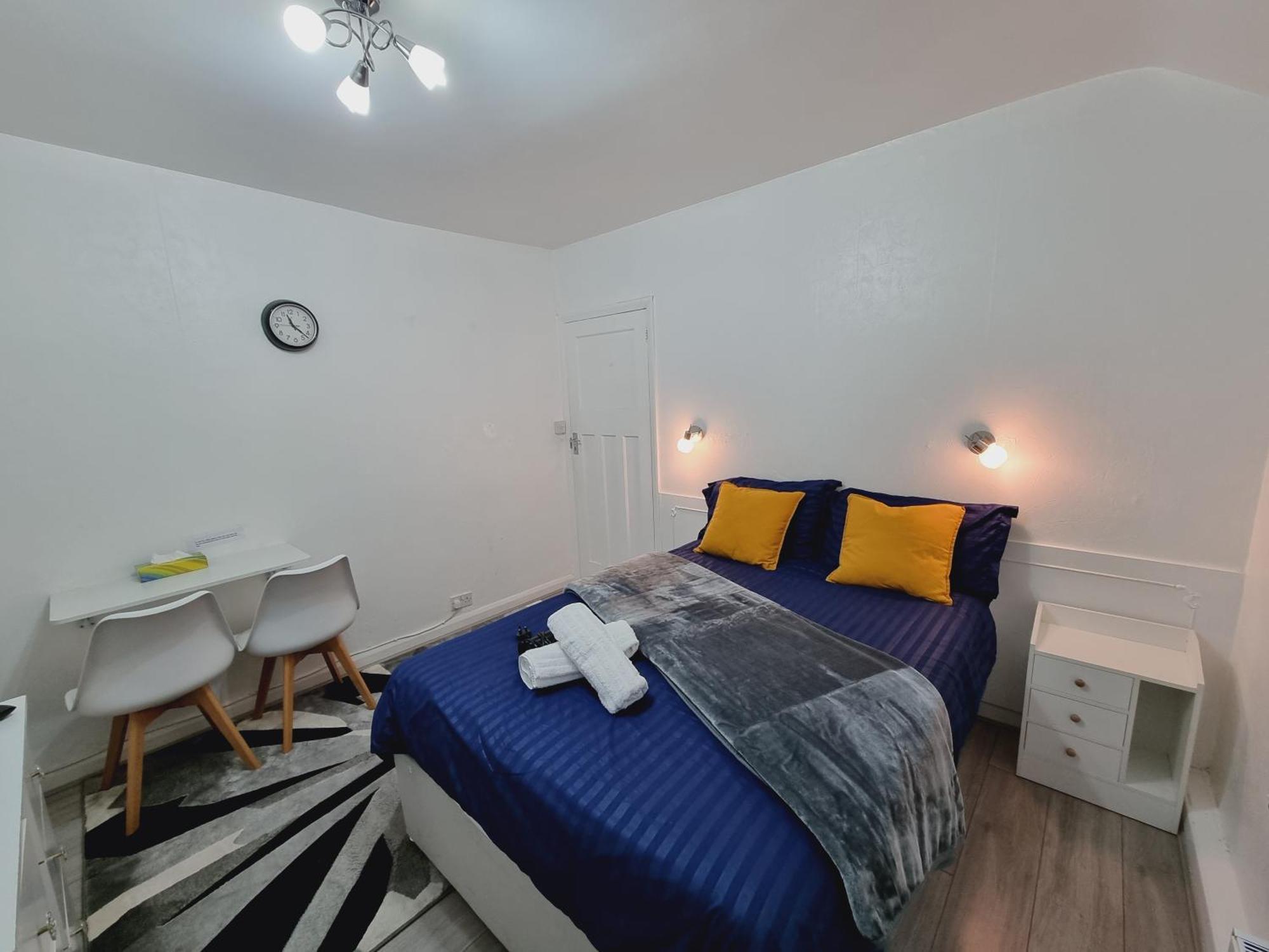 Luxury Double Bed With Private Bathroom, Netflix, Work Space And Wifi Leeds  Exterior photo