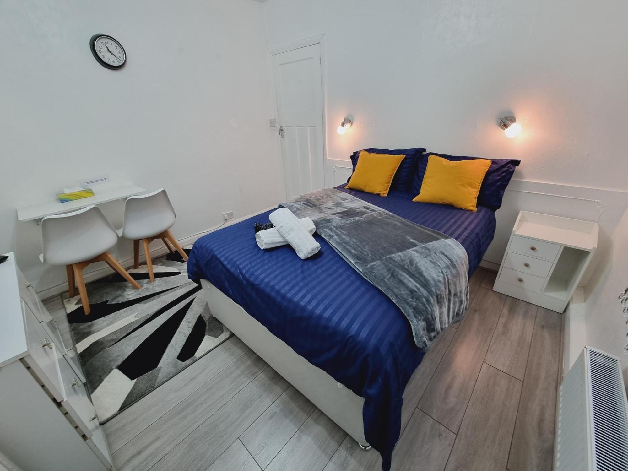 Luxury Double Bed With Private Bathroom, Netflix, Work Space And Wifi Leeds  Exterior photo