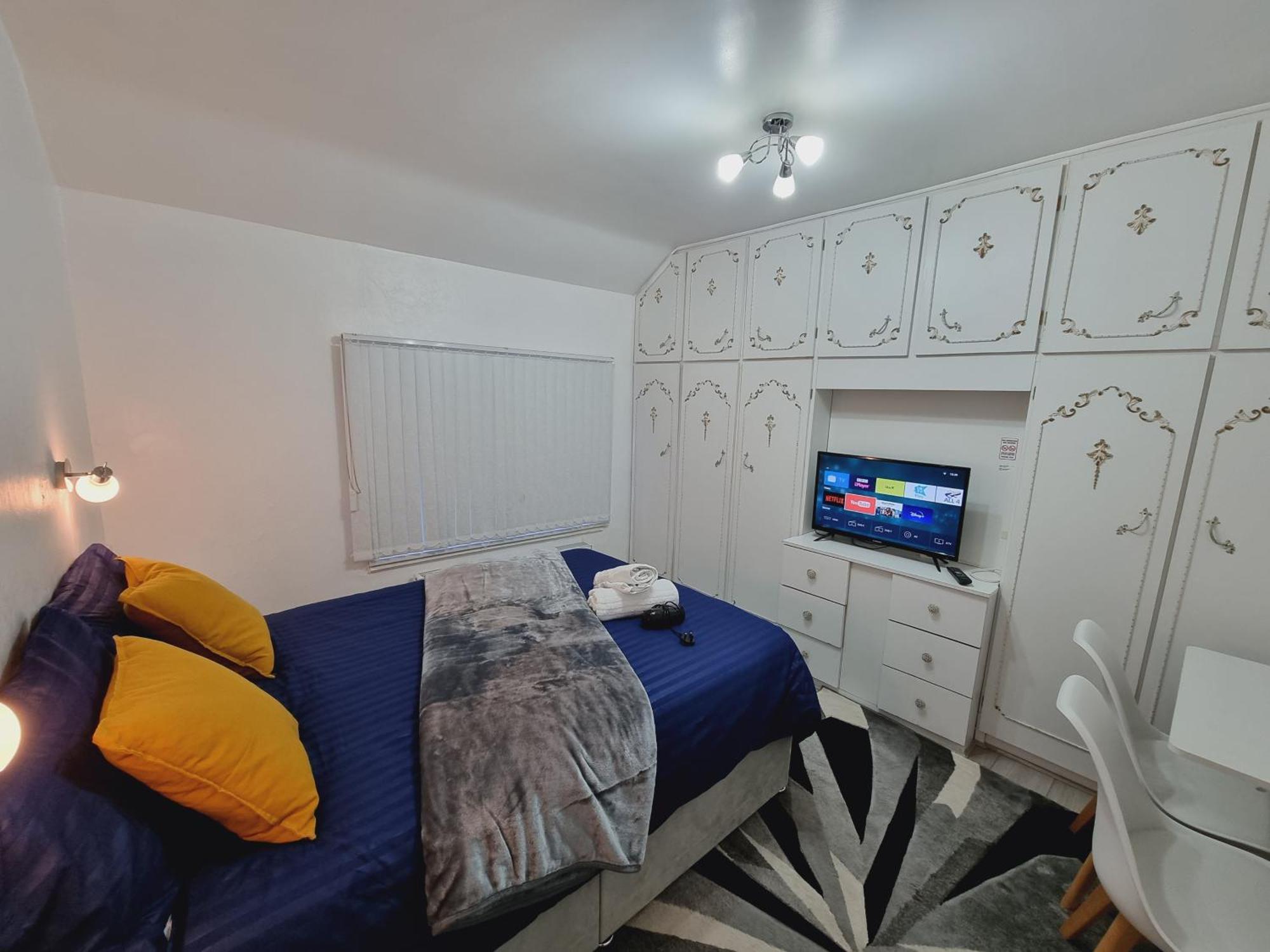 Luxury Double Bed With Private Bathroom, Netflix, Work Space And Wifi Leeds  Exterior photo